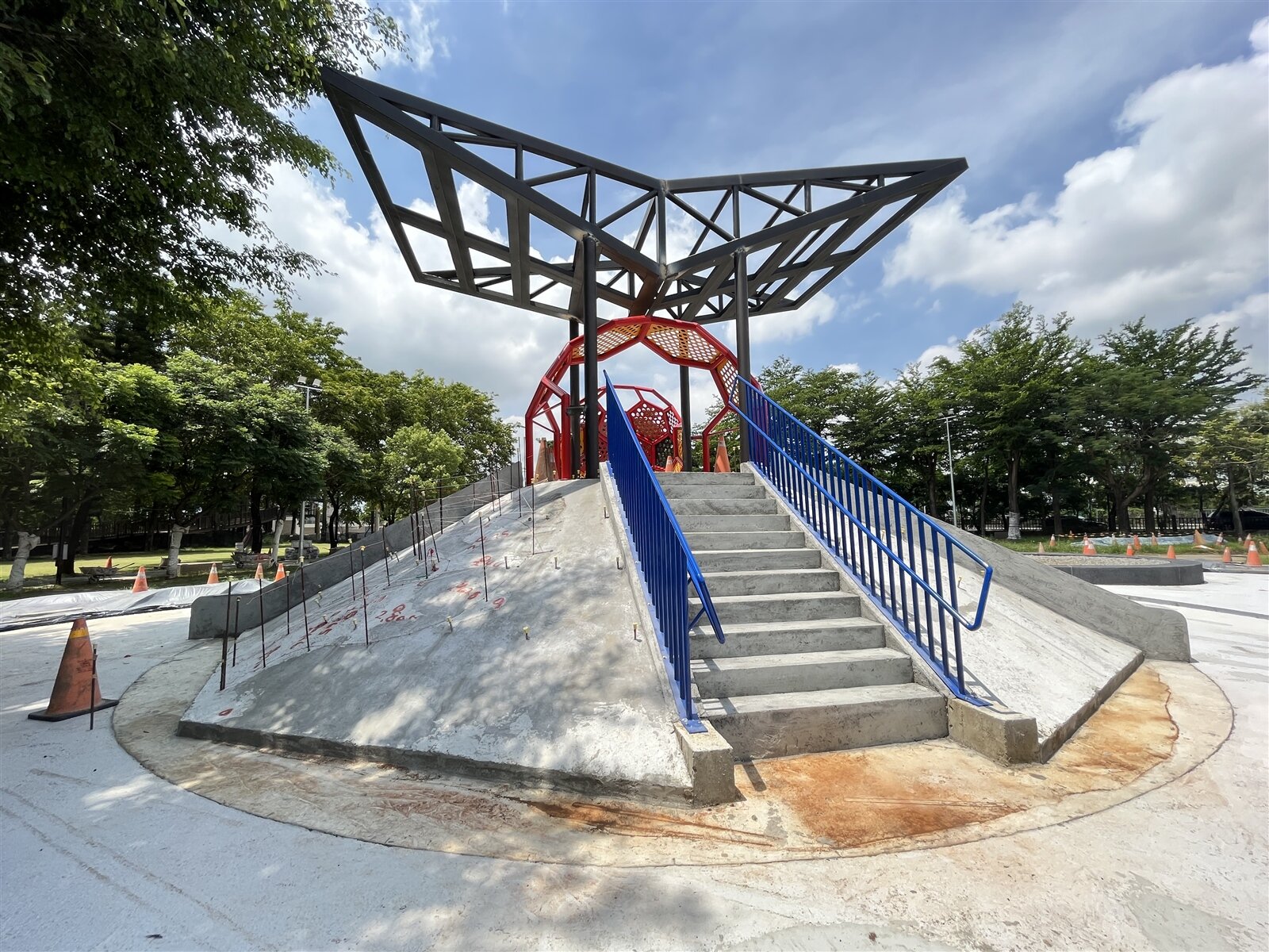 新港公園斥資2300萬元翻新,公園中央將打造全新紅色大型遊具。記者黃于凡/攝影