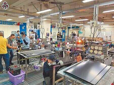 專家表示,應回到實務化、證照化後才能解決水電工人數減少問題。(本報資料照片)