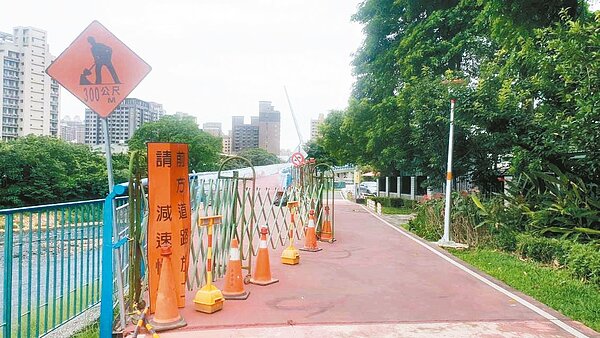 桃園區印象大橋今年再度因橋面的鋪面「冒泡」封閉修復。記者鄭國樑/攝影