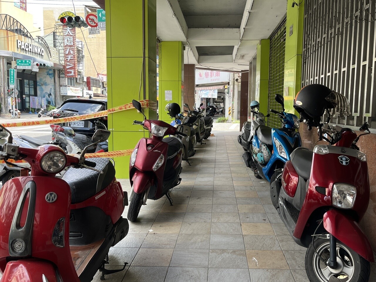 嘉義市騎樓整平計畫改善行人空間，議員發現部分路段遭機車占據、沒有有效管理，間接造成行人地獄。記者李宗祐／攝影 