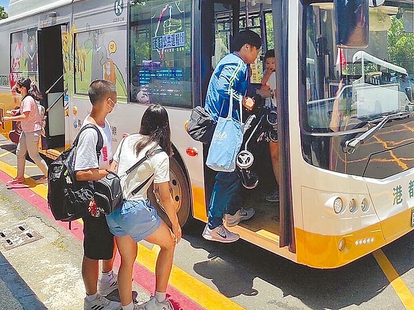 公車司機載客總會遇到千奇百怪的客訴,令司機們身心俱疲,導致不少司機跳槽到貨運業發展。(高雄市交通局提供/崔正綱高雄傳真)