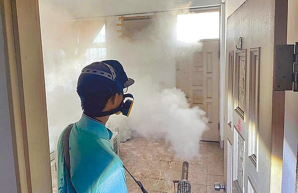 台南市本土登革熱25日新增12例,累計已出現54起確診案例,防疫人員持續執行化學防治。(台南市登革熱防治中心提供/曹婷婷台南傳真)