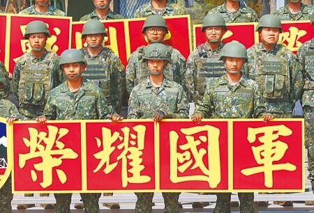 役期延長1年,教育部推出3+1方案,役男3年上大學,1年當兵,引發爭議。圖為今年3月嘉義陸軍52工兵群士官兵手持「榮耀國軍」標語,歡迎蔡英文總統到訪。(本報資料照片)
