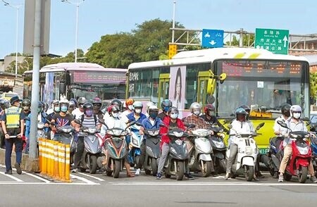 
台北市民權大橋未設置自行車專用道，導致自行車與機車並行、搶道，今年1到5月民權大橋自行車涉入交通事故就高達11件，橋下路口處則有3件。（本報資料照片）
