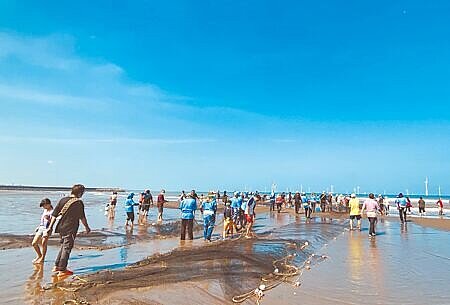 苗栗縣「牽罟」文化,象徵早年先民與自然共存、團結合力的捕魚智慧,地方盼爭取將「牽罟」登錄文化部無形文化資產。(李京昇攝)