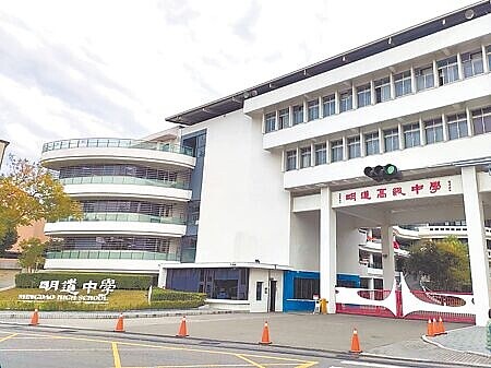 
台中市烏日區明道中學為鼓勵學生使用定期票搭乘大眾運輸通勤，6月30日前辦理取消校車，可全額退費。（潘虹恩攝）
