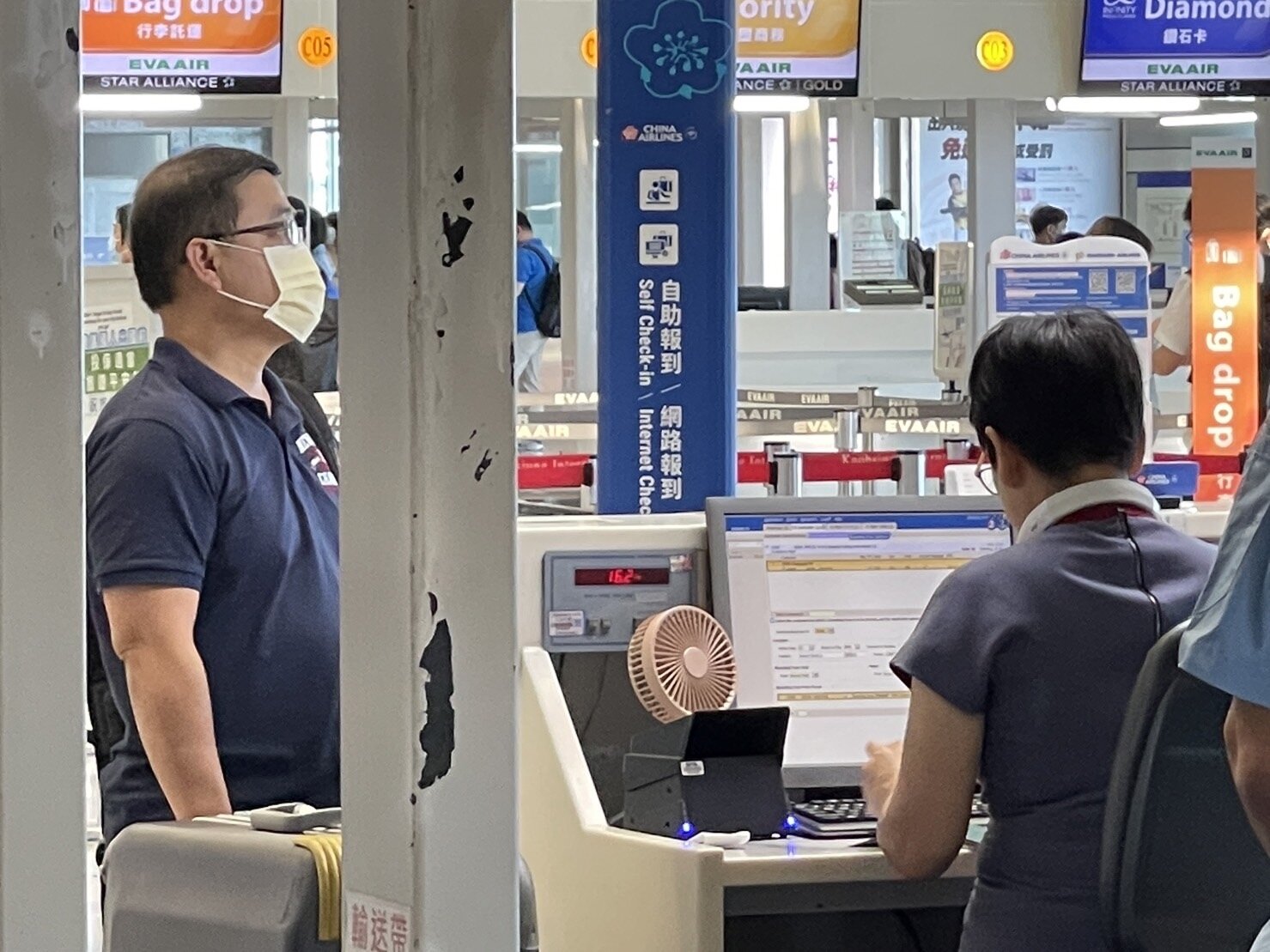 航空公司櫃台內,仍可見到工作人員把放小電扇幫忙散熱。記者楊適群/攝影
