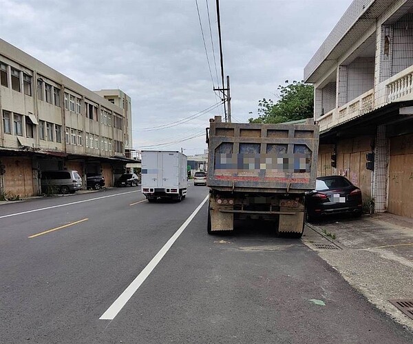 貫穿桃園大園竹圍社區的要道竹圍街，常有砂石車、聯結車等大型重車出入。圖／陳萬金提供
