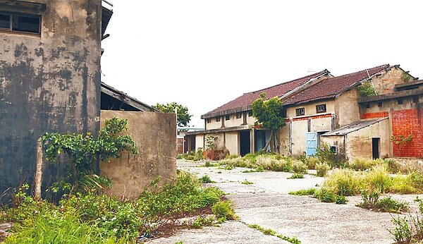 苗栗縣歷史建築「通霄鐵道糧倉建築群」閒置多年,地方盼活化利用,縣府指出,將爭取近2億元經費,推動修復及再利用計畫。(苗栗縣政府提供/李京昇苗栗傳真)