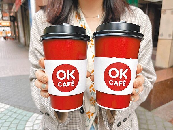 OKCAFE開工當天推大杯莊園級美式／拿鐵，不限冰熱，享同品項買二送一。（OKmart提供）