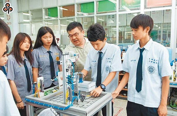 教育部統計，近5年來約有8成高職應屆畢業生繼續升學。圖／教育部提供
