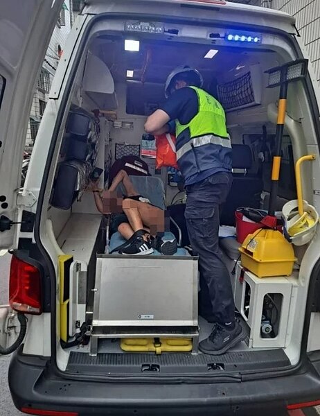 起火戶自行逃出的顏姓女子，腰部、手臂燒燙傷被送醫。圖／民眾提供
