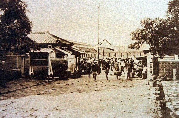 1915年，位於慈諴宮對面的士林市場。（圖片提供：張哲生）