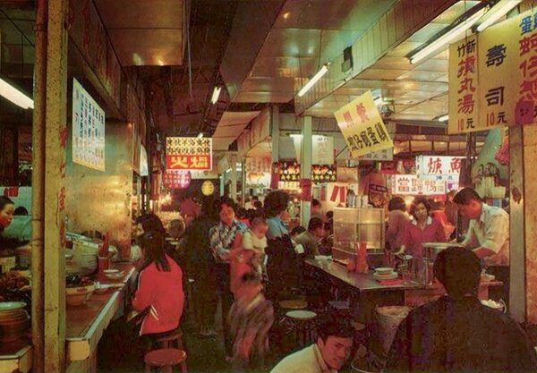 圖為1980年的士林夜市，可以看到當時蚵仔煎剛剛漲價為20元。（圖片提供：張哲生）