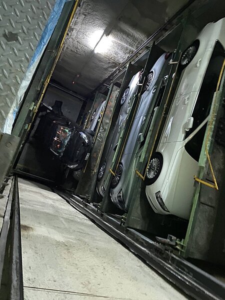 台北市一處機械停車塔，一名駕駛連人帶車從1樓墜落至地下3樓，建管處今天表示，目前已要求暫停使用設備。記者廖炳棋/翻攝