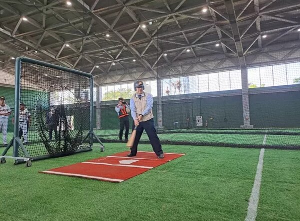 台南市政府於亞太國際棒球訓練中心新建的成棒副球場及室內外投打練習場工程已完工,市長黃偉哲今視察並試打。圖/南市體育局提供