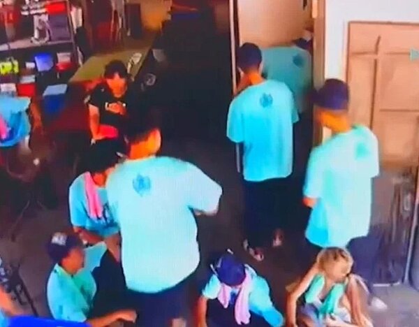 台南鹽水區民宅昨天被轎班人員闖入休息,擅自開冷凍櫃,還留下滿地垃圾。記者林伯驊/翻攝