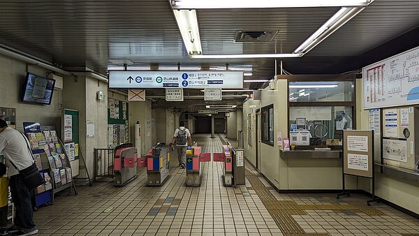 「東成田車站」不只使用頻率較低，且內裝也比較破舊，與機場的風格大相逕庭。圖／取自推特