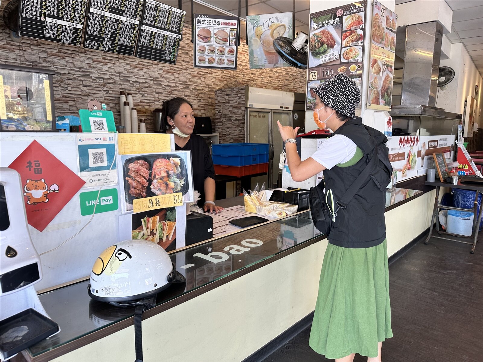 今天下午大同里長侯雲靚挨家挨戶，到里內住家、店家宣導停水資訊，有部分店家會直接休息一天，部分店家表示有自來水塔，營業不受影響。記者李文德／攝影 