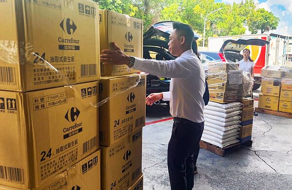 永慶房產集團四品牌屏東區經管會捐贈愛心物資，幫助精忠育幼院孩子幸福長大。圖／永慶房產集團提供