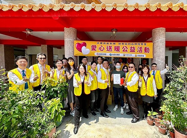 精忠育幼院頒發感謝狀，感謝永慶房產集團四品牌屏東區經管會關懷弱勢孩童，幫助孩童們有安穩的環境中學習與成長！圖／永慶房產集團提供