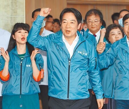 國民黨總統參選人侯友宜競選工作室24日提告賴清德(中)散布假消息,違反《社會秩序維護法》,警方近日將傳喚賴到案說明。(本報資料照片)