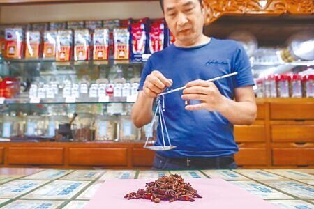 新冠疫情後,民眾看中醫人數比疫情前大增45%,導致藥廠產線「開到最大」仍跟不上需求,連治感冒、調經的主要藥物都缺。(鄧博仁攝)