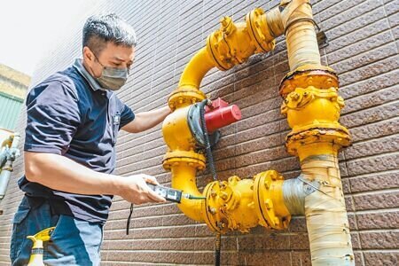 
新竹瓦斯公司26日請9家瓦斯公司同業支援人力與機具，至各里全面性檢測天然氣管線設備。（羅浚濱攝）

