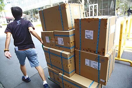 網購包裝減量新規7月上路,規範包裝材料不得使用含PVC材質。圖∕本報資料照片