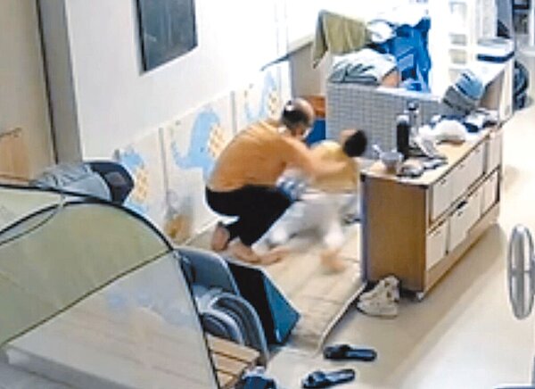 台南市1名9歲的重度身心障礙孩童，長期被市府社會局媒合的居家照服員，以粗暴的動作重摔或虐待。（市議員林燕祝提供／洪榮志台南傳真）