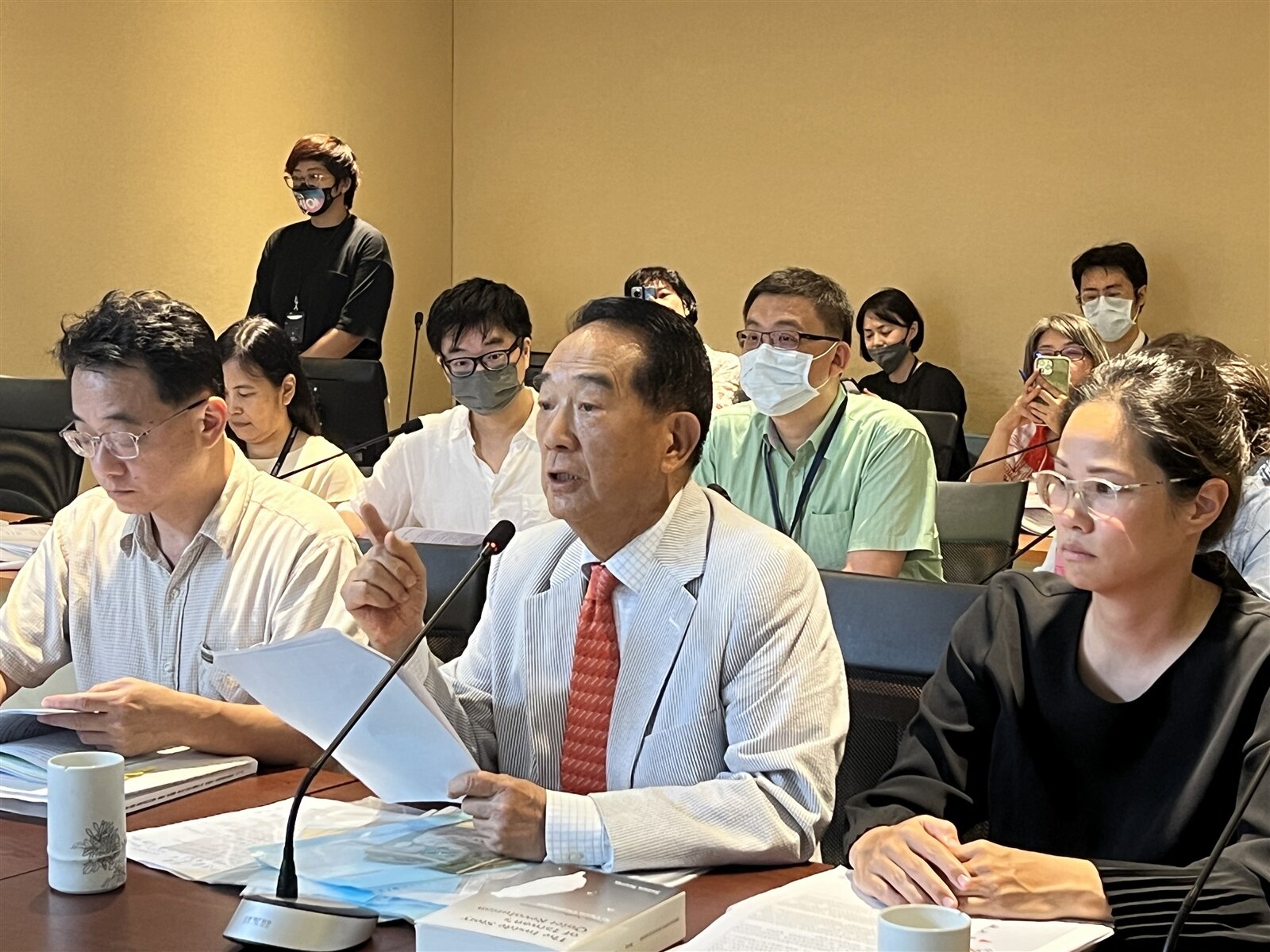 華南銀行所屬宿舍曾作為台灣省長官邸,前台灣省長宋楚瑜(圖中)昨帶女兒宋鎮邁(圖右)出席文資審議,說明該建物歷史意義重大,文資會全數通過登錄為歷史建築。記者洪子凱/攝影