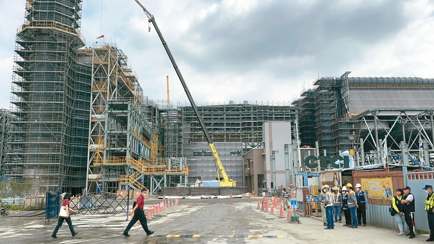 台南市議會10多名議員昨天到森霸電力公司於山上區的豐德電廠會勘。記者周宗禎/攝影