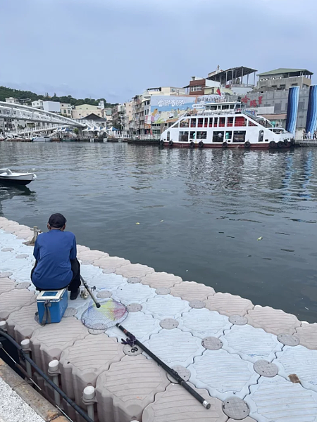 旗津渡輪除肩負觀光需求，也承擔旗津居民往來本島的任務。記者楊適群／攝影