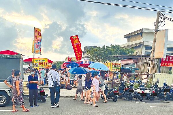 近30年歷史的竹南國泰夜市,屢次遭檢舉在工業區用地擺攤,苗縣府本月20日強制斷電,但業者24日仍繼續營業,縣府26日下最後通牒,要求業者遷移,否則將再依法開罰。(苗栗縣政府提供/李京昇苗栗傳真)