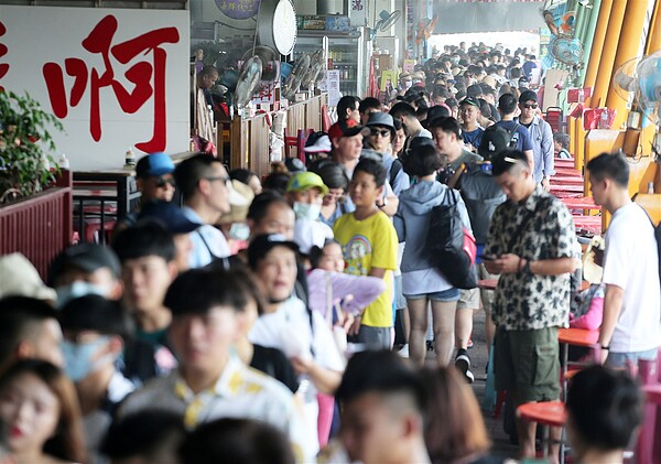 勞工關注是否可能周休三日,但台灣缺工嚴重,縮減工時可能加劇人力短缺,周休三日有難度。圖為遊客擠滿東港的華僑市場畫面。圖/