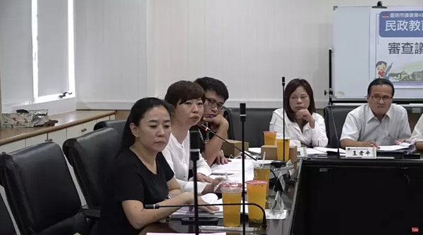台南市議員陳怡珍(左二)昨天在議會民政教育委員會審查議案時,請教育局暫緩2次超額教保人員介聘。記者鄭惠仁/翻攝