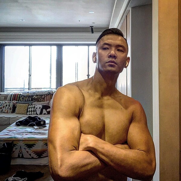 藝人陳建州一向給人寵妻形象,沒想到卻遭爆性騷旗下藝人。圖/取自黑人陳建州臉書