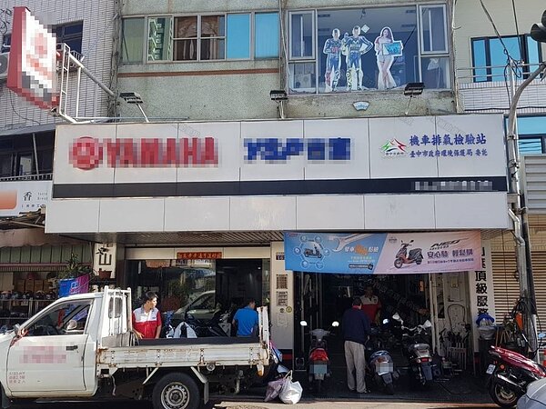 車行協助民眾回收老舊機車車行協助民眾回收老舊機車。圖／台中市府提供