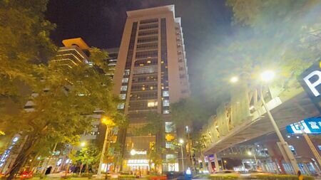 圖為板橋車站旁的麗寶商辦大樓8樓,就是侯友宜競選辦公室的所在位置。(呂健豪攝)