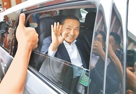 國民黨總統參選人侯友宜27日前往立法院出席「政治幕僚培訓營」活動,與年輕人交換意見,上車時,學員對他比讚。(姚志平攝)