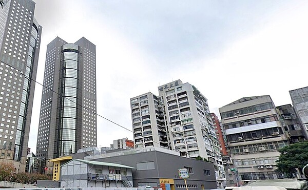 他曝「這區」平均單價跌逾10萬... 房市下行越來越明顯! 莊孟翰表示,景氣反轉,2022年第一季~今年第一季,北市大安區房價下跌幅度最大,平均單價從111.3萬跌至96.7萬元。圖/google map