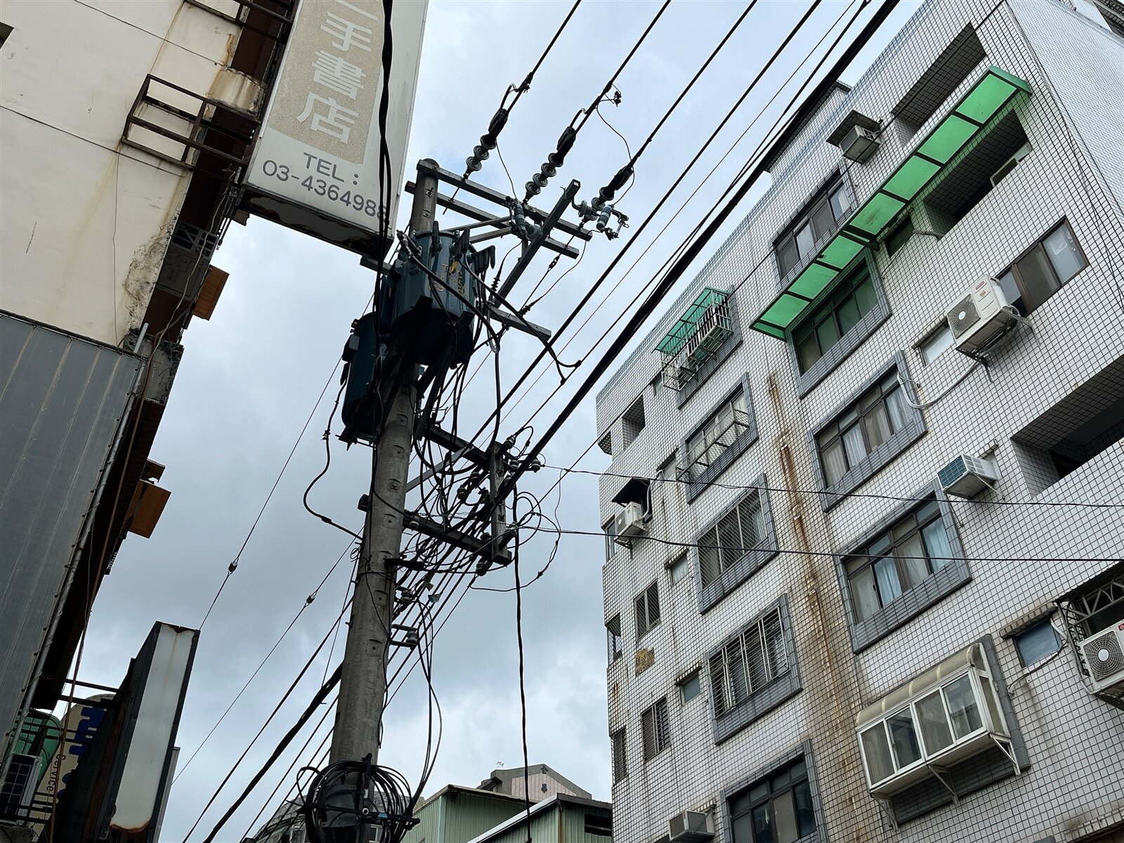 桃園電纜地下化比率已達52.6%,但仍遠落後雙北,許多地區天空纜線仍高掛。圖為中壢區弘揚路電線桿。記者朱冠諭/攝影