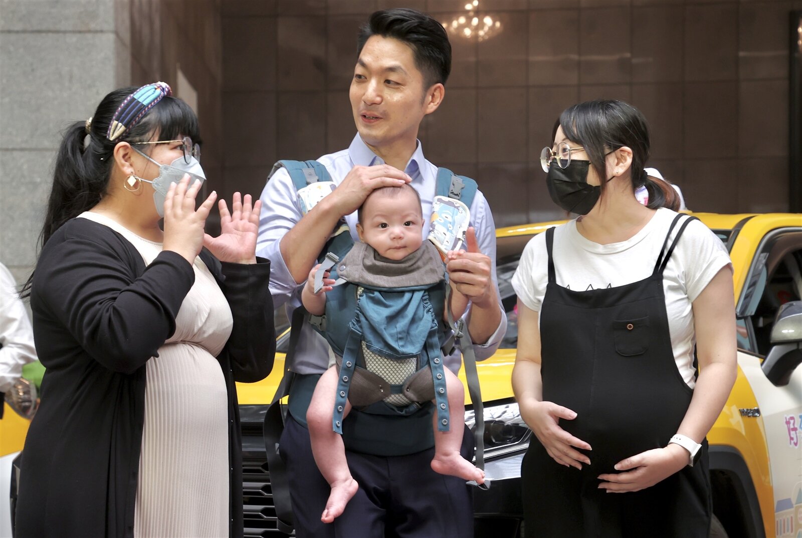 為打造友善生養城市，體貼媽媽們的懷胎育兒辛苦，北市推出「好孕2U專車」補助，市長蔣萬安昨天背著兒子「三寶」出席記者會活動。記者林俊良／攝影 