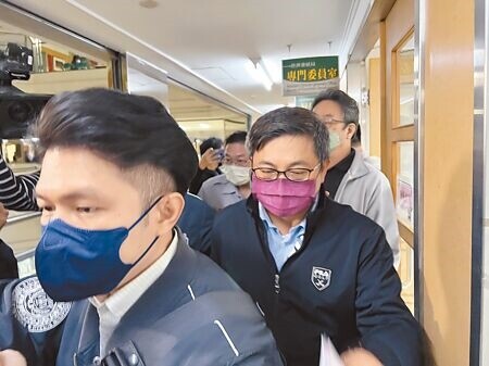 
前台南市政府經發局長陳凱凌（中）被控涉嫌接受廠商性招待、喝花酒，台南地方法院27日首度開庭時，陳凱凌當庭認罪，並表示願意繳回不法所得180萬元，請求法官讓他交保，並從輕量刑。（本報資料照片）
