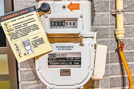 新竹縣竹北氣爆案後,社區和民眾向新竹瓦斯公司申裝有斷氣功能的微電腦瓦斯表數量激增。(羅浚濱攝)