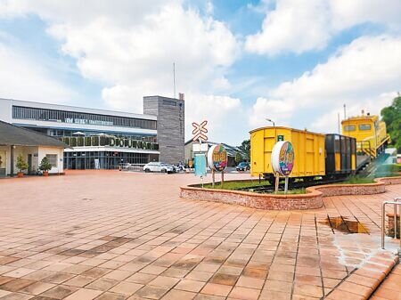 
雲林縣斗南鎮公所2000年間在火車站廣場前動土興建地下2層、地上7層的「停五」停車場喊停迄今23年，火車裝置藝術下方即是入口處。（周麗蘭攝）
