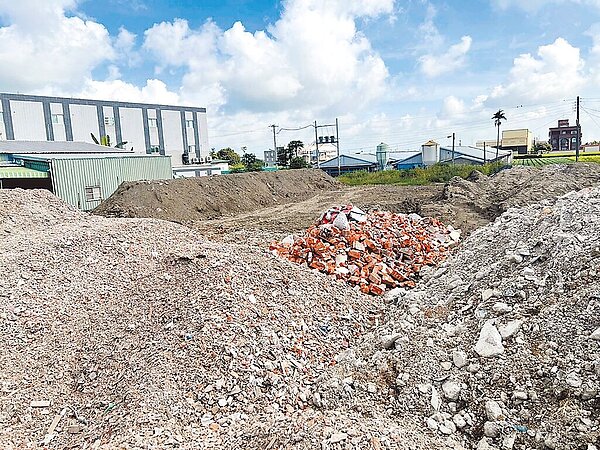 雲林縣土尾組織非法堆置營建廢棄物6萬7280公噸,換算清除費用高達上億元。圖/雲林地檢署提供