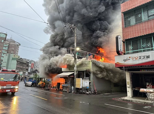 高雄鳥松區一家資收廠今清晨竄火，火勢兇猛。記者張議晨／翻攝