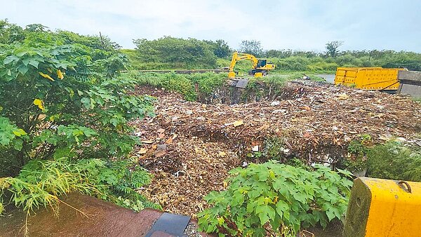 淡水垃圾掩埋場於2001年封閉復育，如今成為淡水清潔隊及垃圾暫置場，現場相關設施相當簡陋，露天存放的暫置垃圾更直接接觸土壤。圖／鄭宇恩辦公室提供