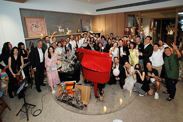 蕭敬騰跟經紀人Summer林有慧求婚現場有許多好友。圖/喜鵲娛樂提供